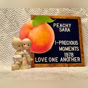 🍑 LIKE NEW-VINTAGE PRECIOUS MOMENTS-LOVE ONE ANOTHER 1978 🍑